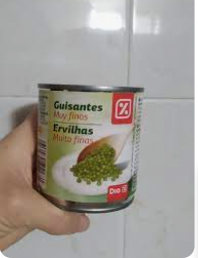 Ensalada Mediterranea acompañada de guisantes en conserva con taquitos de jamón de york.